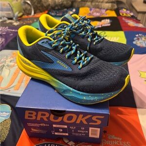 Run Disney Brooks - size 9